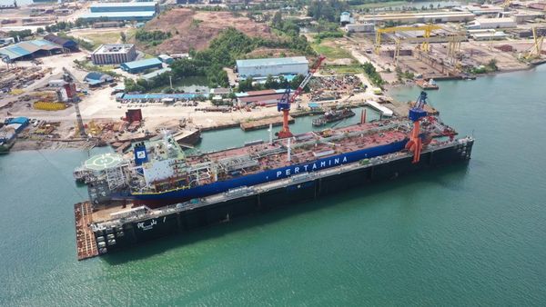 Penampakan Kapal Raksasa Pertamina yang Kembali ke Lautan
