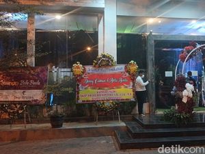 2 Karangan Bunga Hiasi Lokasi Akad Nikah Denny Caknan-Bella Bonita 2 Karangan Bunga Hiasi Lokasi Akad Nikah Denny Caknan-Bella Bonita