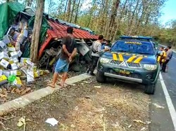 Truk Tak Kuat Nanjak Mundur Lindas Motor Tewaskan Satu Keluarga di Situbondo