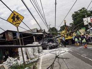 Penampakan Tiang Listrik Ditabrak Mobil, PLN Langsung Turun Tangan
