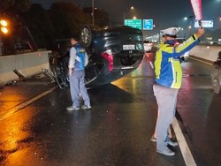 Mobil CR-V Terguling di Tol Bandara Soetta, Sopir Diduga Mengantuk