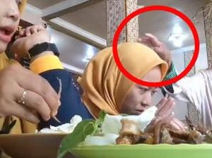 5 Kejadian Tak Terduga saat Review Makanan, Terjungkal dan Ditoyor Pengemis 5 Kejadian Tak Terduga saat Review Makanan, Terjungkal dan Ditoyor Pengemis