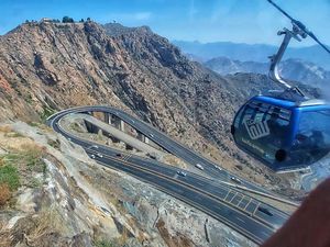 Sensasi Naik Kereta Gantung di Puncaknya Arab, Terpanjang se-Timteng