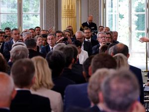 Kerusuhan Mereda, Macron Sarankan Denda-Pertimbangkan Tutup Akses Medsos Kerusuhan Mereda, Macron Sarankan Denda-Pertimbangkan Tutup Akses Medsos