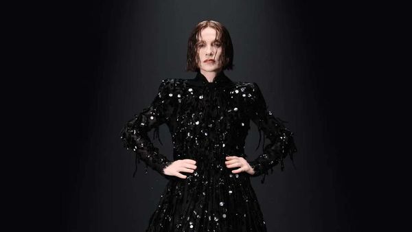 10 Koleksi Balenciaga Couture Fall 2023, Modern Elegan Tak Lagi Kontroversial