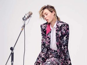 10 Koleksi Didit Hadiprasetyo Fall/Winter 2023, Busana Motif Seni Abstrak