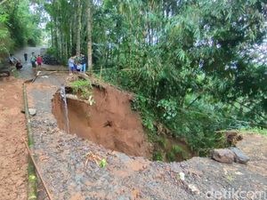Jalan Cikoneng-Sadananya Ciamis Putus Tergerus Longsor