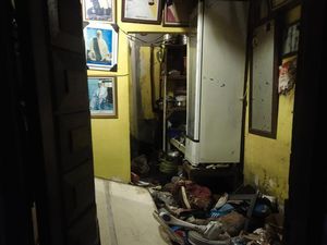 Ledakan Tabung Gas di Tebet Bikin Barang-barang Terbang Nyangkut di Atap Ledakan Tabung Gas di Tebet Bikin Barang-barang Terbang Nyangkut di Atap