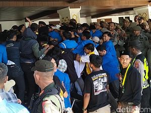 Demo Tolak Achmad Marzuki Pj Gubernur Aceh, Mahasiswa-Polisi Saling Dorong Demo Tolak Achmad Marzuki Pj Gubernur Aceh, Mahasiswa-Polisi Saling Dorong