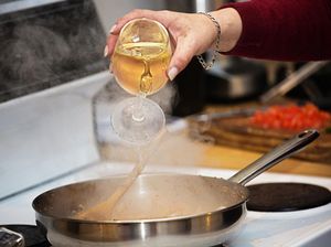 Nana Mirdad Sebut Alkohol Hilang Saat Dimasak, Ini Pandangan Islam