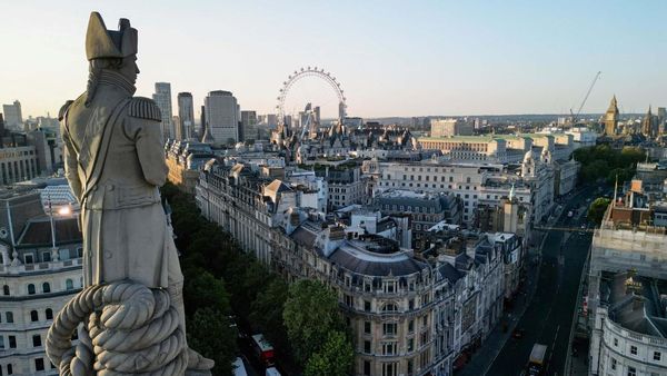 Melihat Kota London dan Patung Horatio Nelson