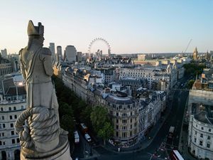 Melihat Kota London dan Patung Horatio Nelson