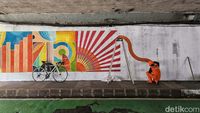 Membuat Mural, Mempercantik Kolong Semanggi