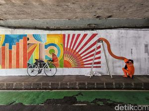 Membuat Mural, Mempercantik Kolong Semanggi