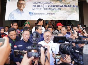 Pantau Pangan di Pasar Sumbawa, Zulhas: Kejutan, Ternyata Harga Ayam Murah