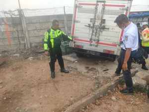 Mobil Boks di Jakbar Tertabrak Kereta Bandara, Sopir Terluka