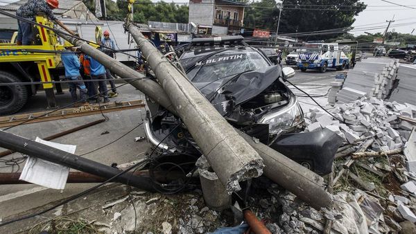 Mobil Ringsek Setelah Tabrak Tiang Listrik di Bogor
