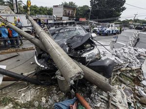 Mobil Ringsek Setelah Tabrak Tiang Listrik di Bogor Mobil Ringsek Setelah Tabrak Tiang Listrik di Bogor