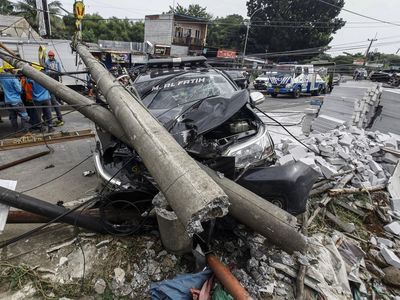 Mobil Ringsek Setelah Tabrak Tiang Listrik di Bogor