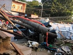 Mobil Tabrak Tiang Listrik hingga Roboh di Bogor, Sopir Diduga Ngantuk