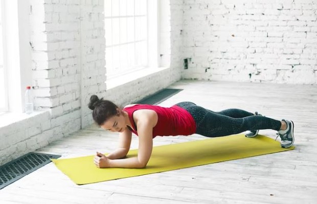 Perempuan sedang melakukan plank