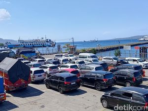 Ada Antrean Panjang, Warga Diminta Tunda Perjalanan ke Bali Lewat Ketapang Ada Antrean Panjang, Warga Diminta Tunda Perjalanan ke Bali Lewat Ketapang
