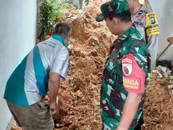 Tebing 7 Meter Longsor Jebol Rumah Warga Trenggalek