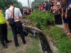 Terobos Pintu Perlintasan, Pemotor Tewas Tertabrak KRL di Tambun Bekasi Terobos Pintu Perlintasan, Pemotor Tewas Tertabrak KRL di Tambun Bekasi