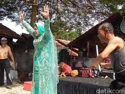Atraksi Debus Pengantin Kuningan Bikin Tamu Undangan Was-was
