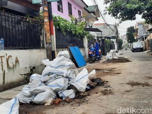 Penutupan Got Tercemar Limbah Sapi di Pancoran Masih Dikerjakan