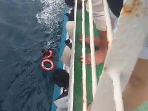 Kapal Tak Kunjung Bersandar, Seorang Penumpang Nekat Lompat ke Laut