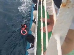 Tak Sabar Tunggu Kapal Berlabuh, Pria Ini Nekat Loncat ke Laut