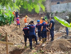 Longsor di Kompleks Ruko Jl Gatot Subroto Semarang, 1 Orang Tertimbun