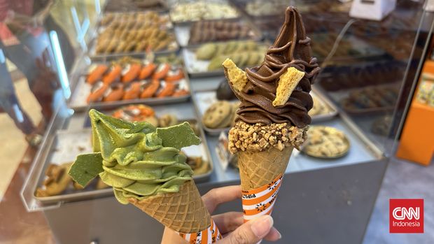 Rekomendasi Kuliner Serba Cokelat Es krim cone soft serve di Pipiltin tersedia dengan rasa Dark Chocolate dan Matcha.