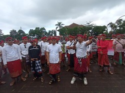 Aksi Tandingan, Ratusan Warga Bugbug Demo Dukung Proyek Resort Mewah