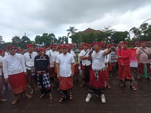 Aksi Tandingan, Ratusan Warga Bugbug Demo Dukung Proyek Resort Mewah Aksi Tandingan, Ratusan Warga Bugbug Demo Dukung Proyek Resort Mewah