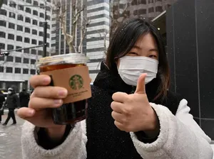 Saking Sukanya, Orang Korea Minum Es Americano Saat Musim Dingin Saking Sukanya, Orang Korea Minum Es Americano Saat Musim Dingin
