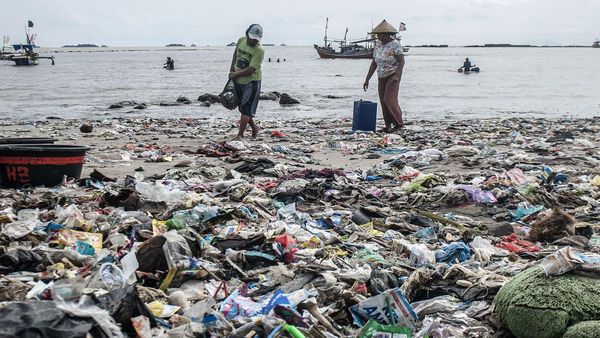 Sampah Kotori Pantai Teluk Labuan Banten