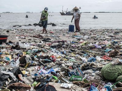 Sampah Kotori Pantai Teluk Labuan Banten