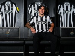 Momen Tonali Main Bola Bareng Bocah di Newcastle