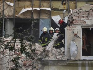 Korban Berjatuhan Buntut Rudal Rusia Serang Apartemen Ukraina Korban Berjatuhan Buntut Rudal Rusia Serang Apartemen Ukraina