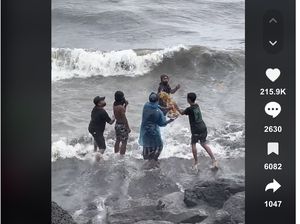 Viral Sesajen Belum Selesai Dilempar ke Laut Sudah Diserbu Orang Viral Sesajen Belum Selesai Dilempar ke Laut Sudah Diserbu Orang