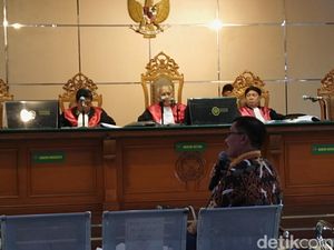 Eks Bupati Cirebon Sunjaya Purwadisastra Dituntut 7 Tahun Penjara Eks Bupati Cirebon Sunjaya Purwadisastra Dituntut 7 Tahun Penjara