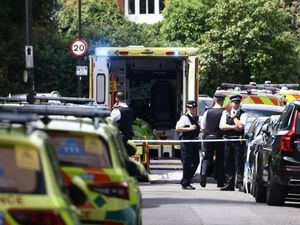 Mobil Tabrak Sekolah Dasar di London, Bocah 8 Tahun Tewas Mobil Tabrak Sekolah Dasar di London, Bocah 8 Tahun Tewas