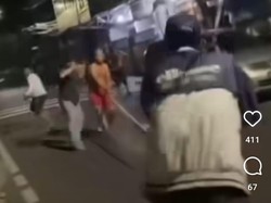 Viral 2 Kelompok Remaja Bersajam Tawuran di Perumahan Jaktim