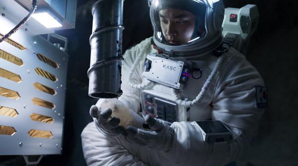 Foto-foto D.O EXO Jalan-jalan di Bulan