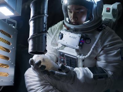 Foto-foto D.O EXO Jalan-jalan di Bulan