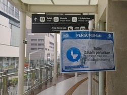 Warga Keluhkan Perbaikan Toilet Halte TransJ MH Thamrin Belum Selesai