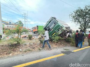 Truk Boks Terguling di Gerbang Tol Waru gegara Rem Blong Truk Boks Terguling di Gerbang Tol Waru gegara Rem Blong