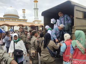 Bus Mogok Usai Kecelakaan Beruntun, Jemaah Haji Asahan Diangkut Truk Satpol PP Bus Mogok Usai Kecelakaan Beruntun, Jemaah Haji Asahan Diangkut Truk Satpol PP